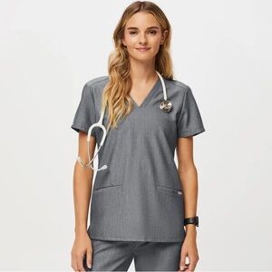 NWOT FIGS Casma Three-Pocket Scrub Top In Graphite Women’s Size Medium